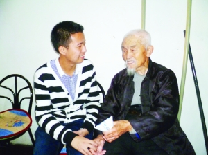 吉大志愿者走进敬老院 给老人洗脚剪指甲