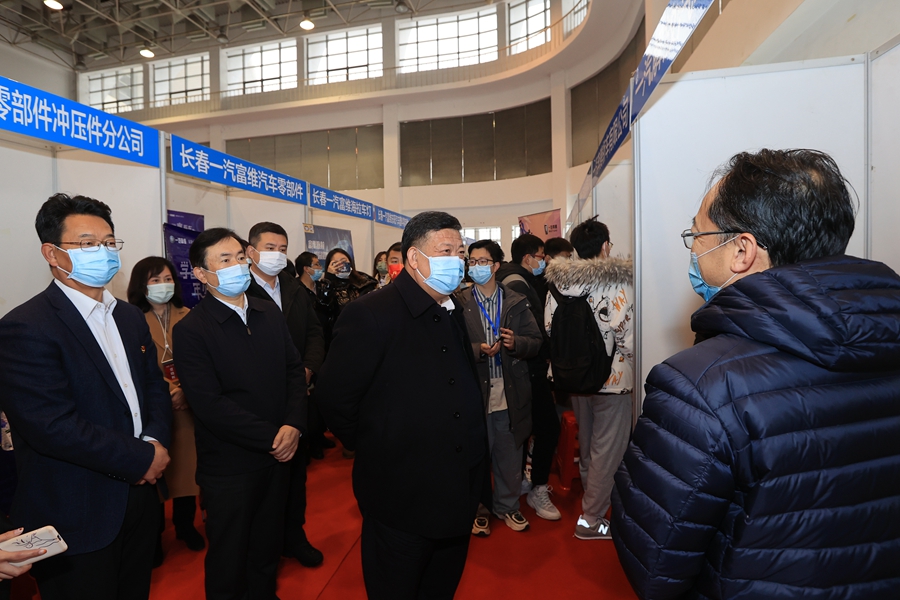 校党委书记姜治莹到“创业有你‘就’在吉林”双选会现场调研指导2022届毕业生就业工作