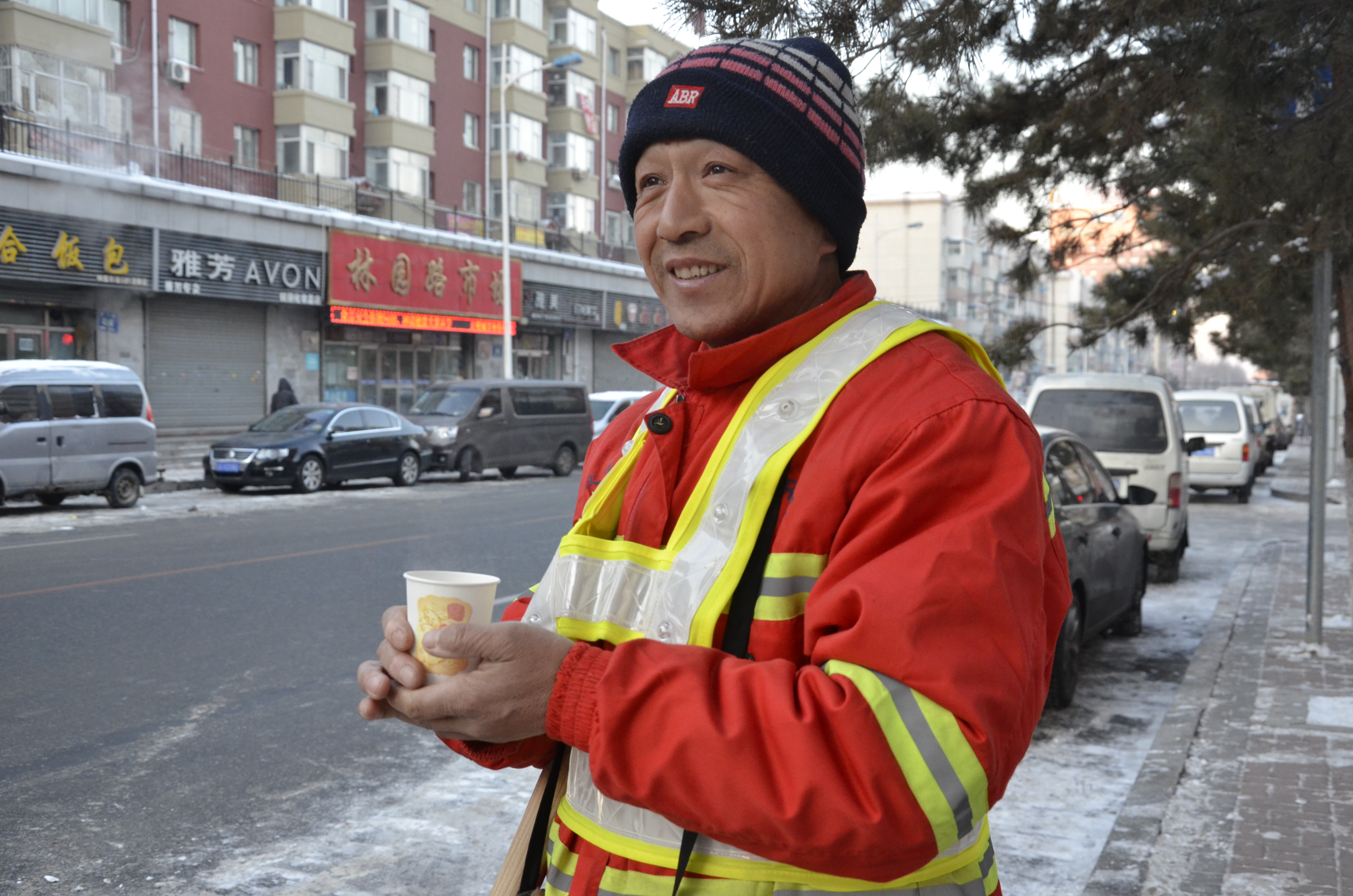 吉林大学e天志愿者协会举行关爱环卫工人活动