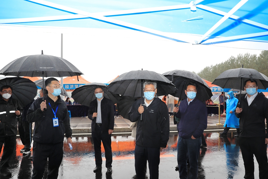 校领导深入校区检查迎新工作并看望新生